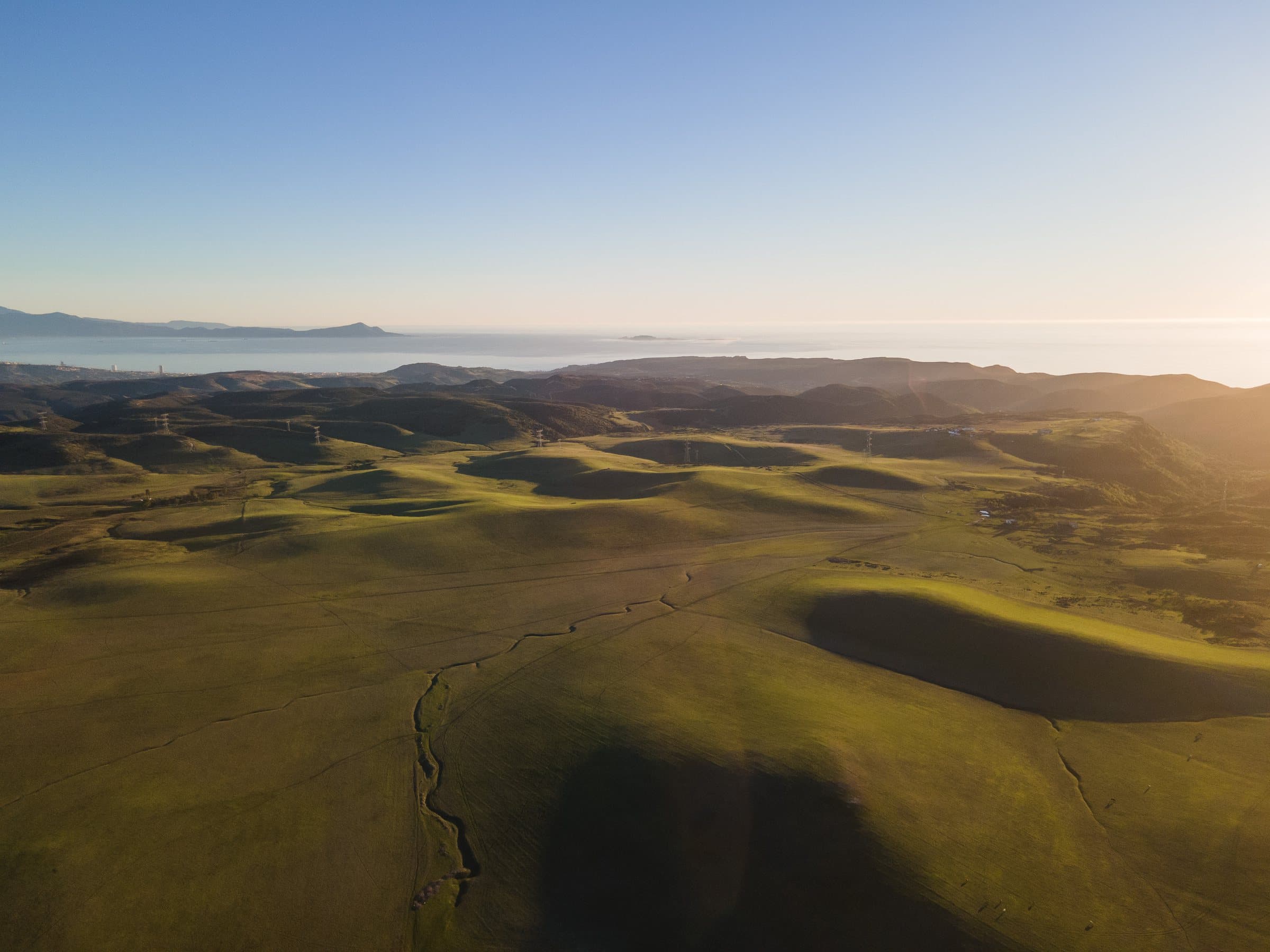 Vista aérea al amanecer de los lomeríos de Mesa el Tigre con el océano Pacífico al fondo